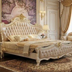 Toàn cảnh giường ngủ GIB21-18 phong cách tân cổ điển, nổi bật với tông màu kem và vàng đồng. Giường có thiết kế bề thế, đầ…