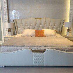 Giường ngủ bọc da luxury GI2336-18 màu be, chụp toàn cảnh trong không gian showroom của Nội Thất Gia Khánh. Giường có đầu…