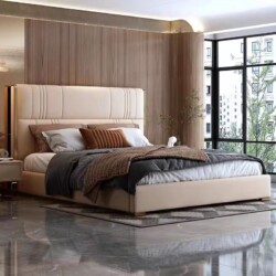 Giường ngủ bọc da cao cấp GI5365-18 được chụp ở góc chính diện hơi chếch, nổi bật phần đầu giường cao, bọc da màu kem với…