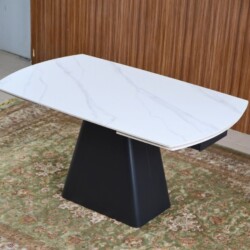 Cận cảnh bàn ăn thông minh BA913 ở trạng thái thu gọn, nổi bật với mặt đá sần nhân tạo màu trắng vân mây và chân thép carb…