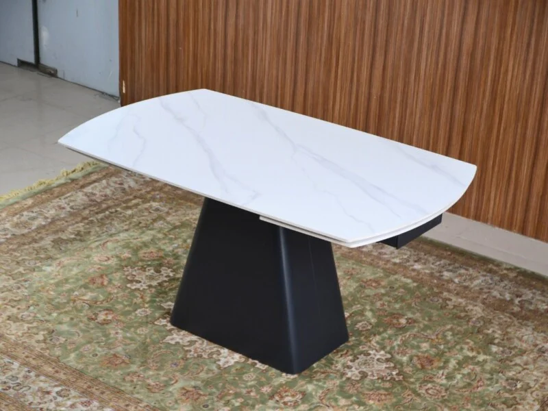 Cận cảnh bàn ăn thông minh BA913 ở trạng thái thu gọn, nổi bật với mặt đá sần nhân tạo màu trắng vân mây và chân thép carb…