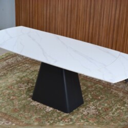 Bàn ăn thông minh BA913 với mặt đá sần nhân tạo màu trắng vân mây và chân thép carbon đen, đang ở trạng thái kéo dài hoàn…