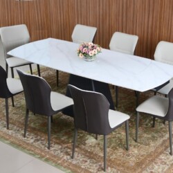 Bộ bàn ăn thông minh BA913 với mặt đá trắng vân mây và chân thép carbon đen, kết hợp 8 ghế ăn bọc da màu nâu và kem. Góc c…