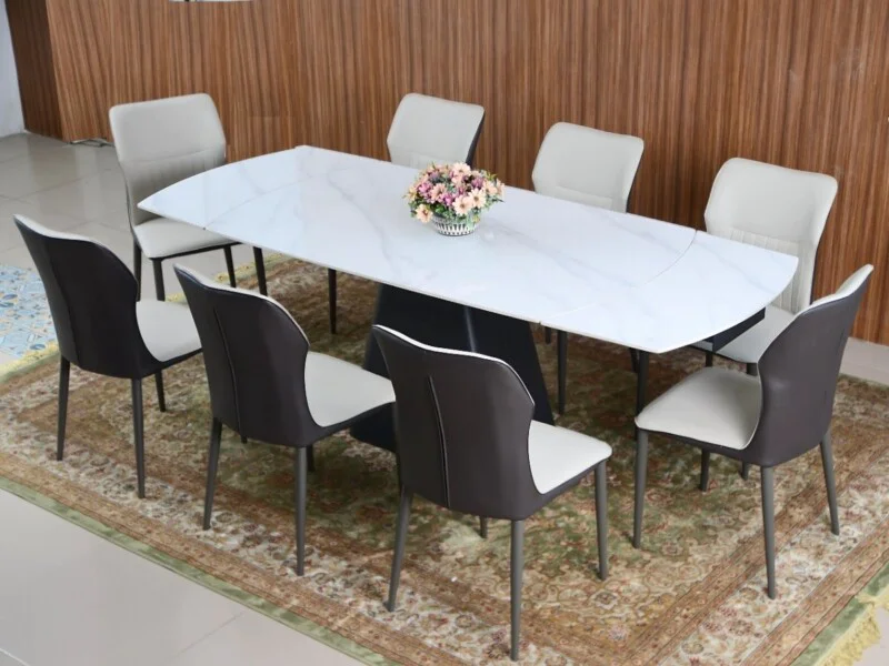 Bộ bàn ăn thông minh BA913 với mặt đá trắng vân mây và chân thép carbon đen, kết hợp 8 ghế ăn bọc da màu nâu và kem. Góc c…