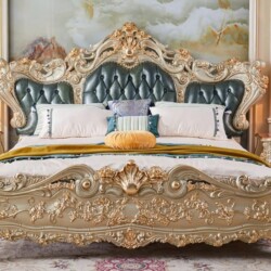 Giường ngủ tân cổ điển GIB88-20 được chụp chính diện, nổi bật với thiết kế chạm khắc tinh xảo màu vàng đồng trên khung gỗ…