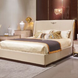 Giường ngủ luxury GIQF228-18 màu kem/be nhạt, chụp chính diện trong phòng ngủ sang trọng. Đầu giường bọc da bo cong, có lo…