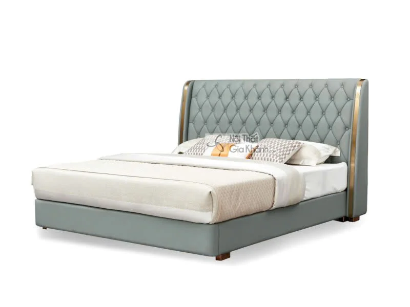 Giường ngủ luxury nhập khẩu GIQF810-20 được chụp góc nghiêng từ phía trước bên phải, nổi bật với đầu giường cao, bọc da mà…