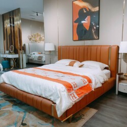 Giường ngủ bọc da luxury GIQF830-18 được chụp từ góc hơi chếch bên phải, làm nổi bật phần đầu giường cao với các đường sọc…