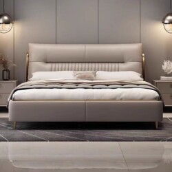 Giường Ngủ Luxury GIQF918-18 chụp chính diện trong phòng ngủ hiện đại. Đầu giường bọc da màu be nhạt với các đường may sọc…
