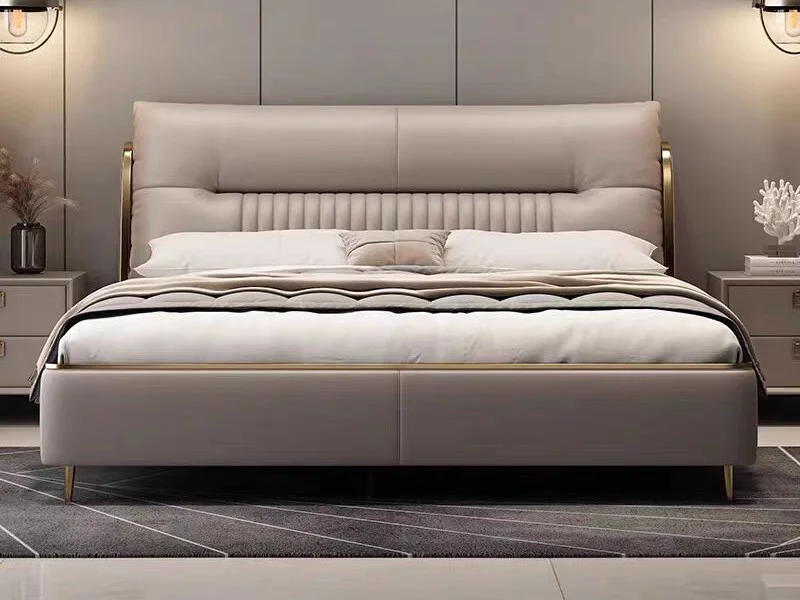 Giường Ngủ Luxury GIQF918-18 chụp chính diện trong phòng ngủ hiện đại. Đầu giường bọc da màu be nhạt với các đường may sọc…