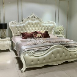 Giường ngủ tân cổ điển GIB10-18 màu trắng ngọc trai, bọc da tự nhiên, được chụp chính diện trong không gian phòng ngủ sang…