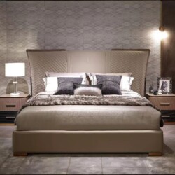 Giường Ngủ Cao Cấp GIGD20-18 chụp chính diện, nổi bật đầu giường cao bọc da Bò tự nhiên màu be với các đường chần trám tin…