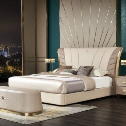 Giường bọc da Luxury GIQF809-18 được chụp toàn cảnh trong phòng ngủ sang trọng. Giường có đầu giường bo cong, bọc da màu k…