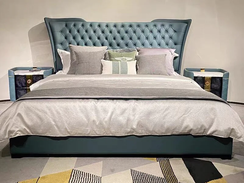 Giường ngủ Luxury GIQF819-18 chụp chính diện, nổi bật với đầu giường cao bọc da bò tự nhiên màu xanh ngọc đậm, nhấn nhá bằ…