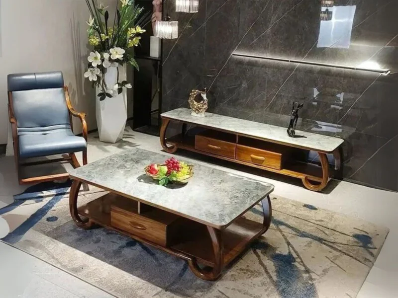 Toàn cảnh bộ bàn trà và kệ tivi W2113, đặt trong không gian phòng khách hiện đại với tường ốp đá vân tối màu và ghế bọc da…