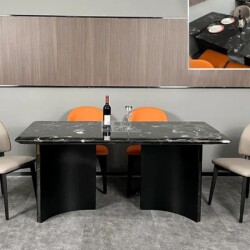 Bàn ăn mặt đá BA802-18 chụp chính diện, nổi bật với mặt đá tự nhiên màu đen vân trắng sang trọng. Chân bàn thiết kế hình v…