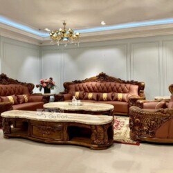 Toàn cảnh bộ sofa tân cổ điển sang trọng với khung gỗ mun Nam Phi chạm khắc tinh xảo, bọc da bò tót màu nâu cam. Bộ sản ph…