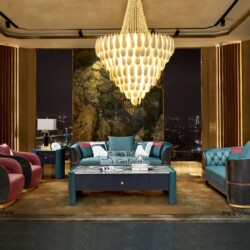 Bộ sofa luxury SFQ659-1124 được chụp chính diện trong một không gian phòng khách sang trọng, với băng 2 và hai ghế đơn màu…