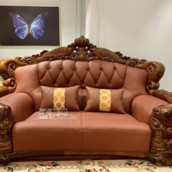 Ghế sofa băng đôi chụp chính diện, nổi bật với khung gỗ mun Nam Phi màu nâu đỏ được chạm trổ tinh xảo. Đệm ngồi và tựa lưn…