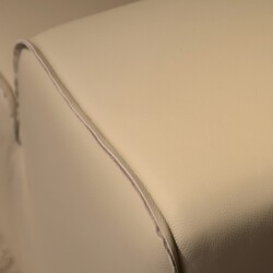 Cận cảnh chi tiết đường may tinh xảo trên bề mặt da bò 100% của sofa SFA38-32, thể hiện chất lượng cao cấp và độ bền của s…