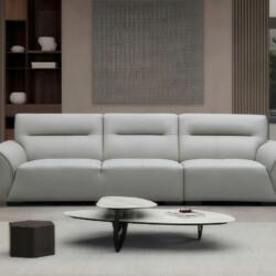 Sofa băng ba chỗ SF9003 màu xám nhạt, bọc da cao cấp, được chụp chính diện trong phòng khách hiện đại. Ghế có thiết kế tối…