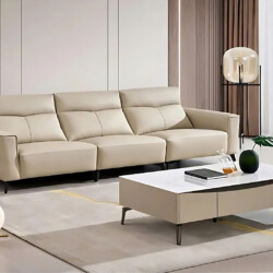 Sofa băng SF8137 màu kem nhạt, bọc da bò thật, được chụp ở góc ngang trong không gian phòng khách hiện đại. Sofa có ba chỗ…
