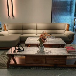 Bộ sofa góc phải SFW80-3 bọc da bò tự nhiên màu xám be, với khung gỗ Mun tự nhiên lộ rõ các đường cong mềm mại ở tay vịn v…
