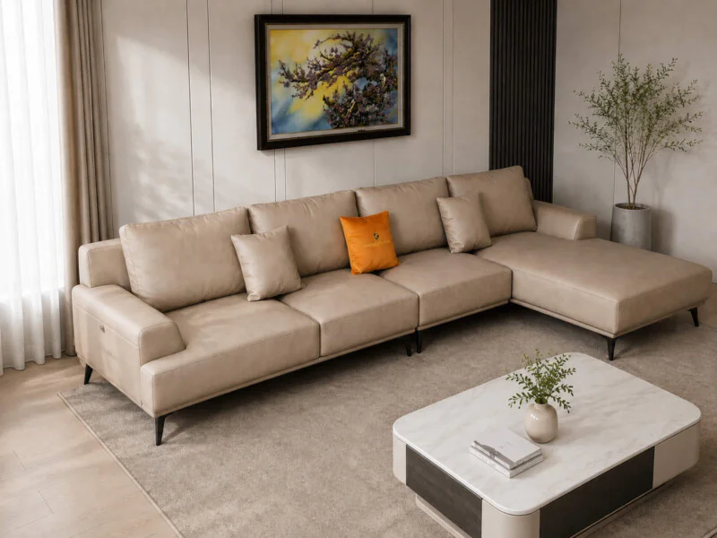 Bộ sofa da AURELIA 3 băng góc trái màu be nhạt, được chụp từ góc cao bên phải, làm nổi bật thiết kế góc tiện lợi và các đư…