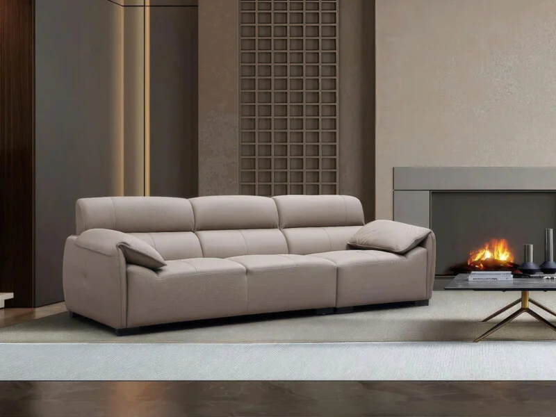 Sofa băng ba chỗ ngồi phong cách hiện đại, màu nâu be nhạt, được chụp từ góc chính diện trong một phòng khách sang trọng…