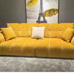 Sofa băng SF-HY01V màu vàng mustard nổi bật, được chụp chính diện trong không gian phòng khách hiện đại. Sofa có kiểu dáng…
