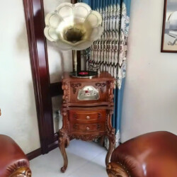 Máy phát nhạc tân cổ điển GK01 được chụp chính diện, đặt trong góc phòng khách sang trọng. Thân máy bằng gỗ sồi tự nhiên m…