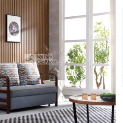 Hình ảnh tổng thể sofa giường SF1012A-1 ở trạng thái ghế ngồi, chụp hơi nghiêng, cho thấy rõ hơn chi tiết khung gỗ và tay…