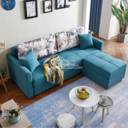 Ghế sofa giường lệch góc đa năng SF119B-31 màu xanh ngọc bọc vải, được chụp từ trên cao trong một phòng khách hiện đại. So…