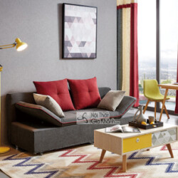 Sofa băng SF169-6 màu xám đậm đặt trong phòng khách hiện đại, chụp từ góc ngang. Sofa có tựa lưng và gối tựa màu đỏ, xám…