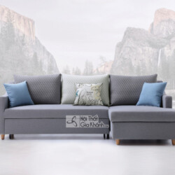 Một chiếc ghế giường sofa góc chữ L màu xám hiện đại, được chụp chính diện trên nền trắng với phông nền núi mờ ảo. Sofa có…