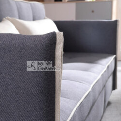 Cận cảnh chi tiết tay vịn và đệm ngồi của sofa SF1018-3, làm nổi bật chất liệu vải màu xám đậm cùng đường viền chỉ màu kem…