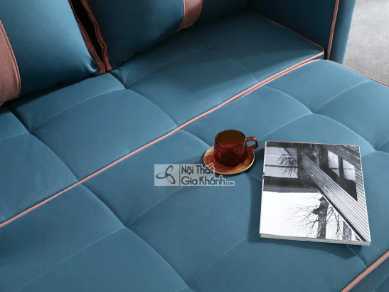 Cận cảnh bề mặt sofa SF1012B-3 khi đã được mở rộng thành giường, cho thấy rõ chất liệu vải màu xanh đậm được chần ô vuông…