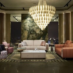 Toàn cảnh bộ sofa SBQ336-1123 màu be và nâu da bò trong không gian phòng khách luxury rộng lớn. Băng sofa 3 chỗ màu be đặt…