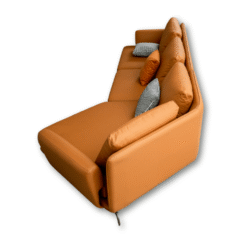 Góc chụp từ trên cao xuống phần góc phải của bộ sofa da màu cam, trên nền trắng. Hình ảnh tập trung vào đường cong mềm mại…