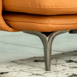 Cận cảnh chi tiết chân sofa làm bằng thép carbon mạ crom sáng bóng, với thiết kế hình trụ độc đáo, nâng đỡ phần đệm sofa d…