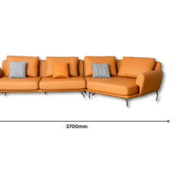 Bộ sofa da góc màu cam được chụp chính diện trên nền trắng, kèm theo chú thích kích thước tổng thể. Sofa có chiều dài 3700…