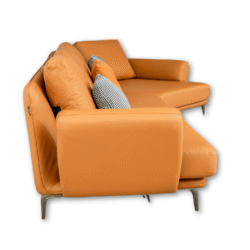 Bộ sofa da góc màu cam được chụp từ góc thấp, chếch bên phải, trên nền trắng. Hình ảnh làm nổi bật phần chân thép carbon m…