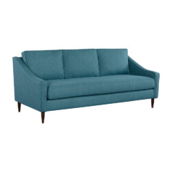 Sofa băng ba chỗ ngồi màu xanh ngọc bọc vải, chụp từ góc 3/4 trên nền trắng. Sofa có kiểu dáng hiện đại, thanh thoát với t…