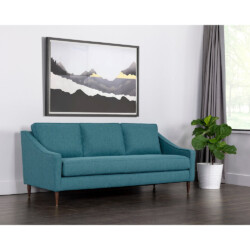 Sofa băng ba chỗ ngồi màu xanh ngọc bọc vải, đặt trong không gian phòng khách hiện đại. Góc chụp hơi chéo từ phía trước, c…
