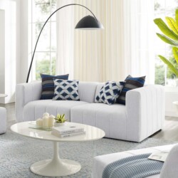 Sofa băng hai chỗ màu trắng xám, thiết kế không chân hiện đại, đặt trong phòng khách tràn ngập ánh sáng. Góc chụp chính di…