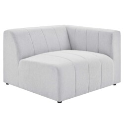 Ghế sofa đơn dạng module góc màu trắng xám, chụp từ góc 3/4 trên nền trắng tinh khiết. Sản phẩm có thiết kế không chân, cá…