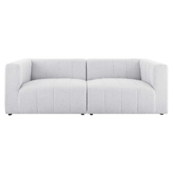 Sofa băng hai chỗ màu trắng xám, chụp chính diện trên nền trắng, làm nổi bật kiểu dáng tối giản. Thiết kế không chân, thân…