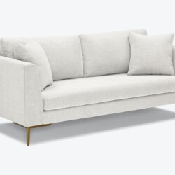 Sofa băng Ainsley SF-369 bọc vải màu be nhạt, chụp góc 3/4 từ phía trước bên trái trên nền trắng. Sofa có tay vịn vuông vắ…