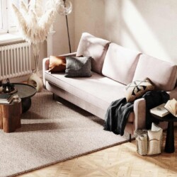 Sofa văng thông minh Abbe SF-429 màu hồng nhạt, chụp góc rộng từ trên xuống hơi chéo, đặt trong phòng khách hiện đại với s…