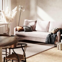 Sofa văng thông minh Abbe SF-429 màu hồng phấn, chụp ngang từ phía trước, đặt trong không gian phòng khách ấm cúng với ánh…